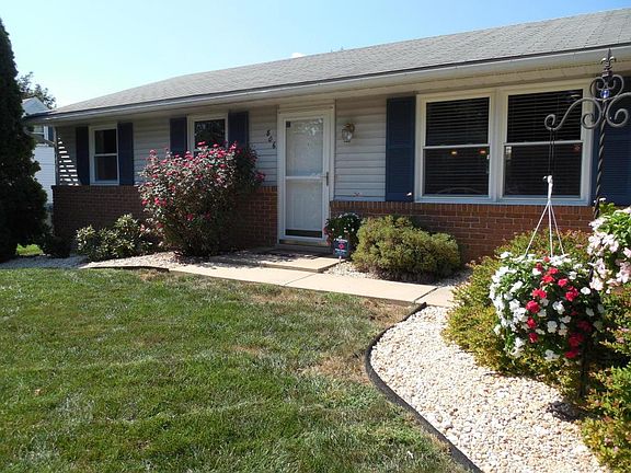 3rd image of 806 Indian Springs Dr
