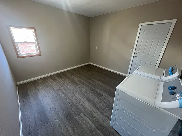 2214 Florence St — Photo 17