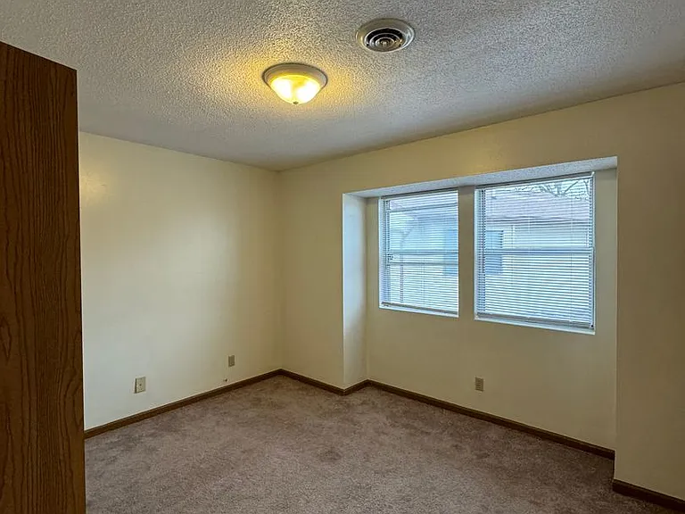 830 E College St — Photo 4
