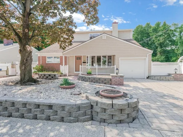 250 Lakeshore Boulevard, Massapequa Park, NY 11762