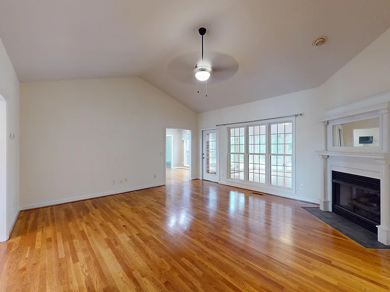1140 Greenbriar Dr — Photo 9