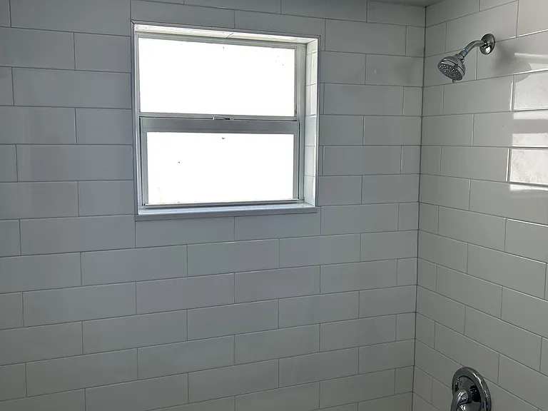 1404 Dexter Dr N — Photo 15
