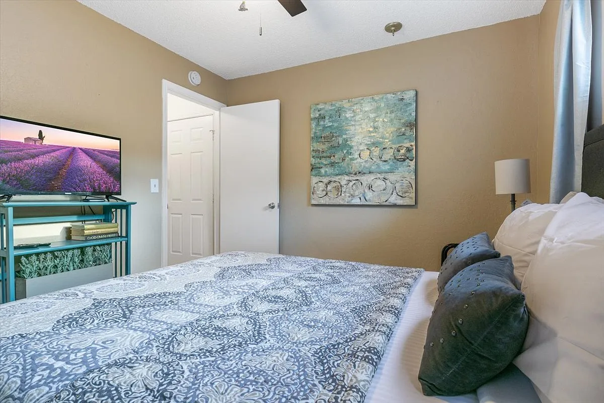 6620 Weston Point Dr - F6 — Photo 2