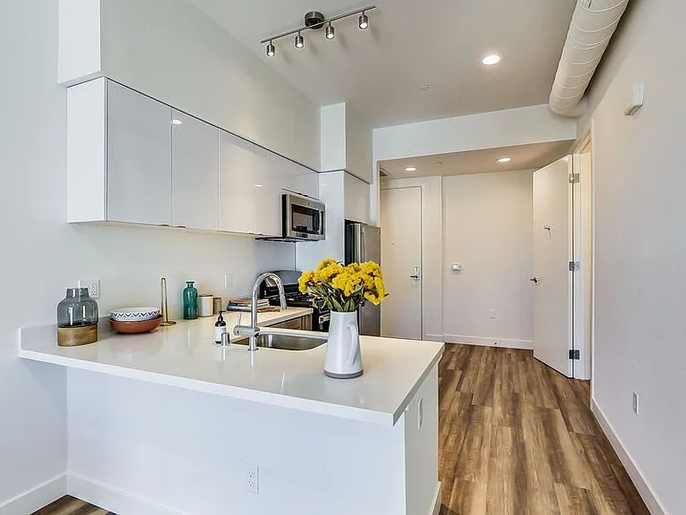 950 Lofts — Photo 10