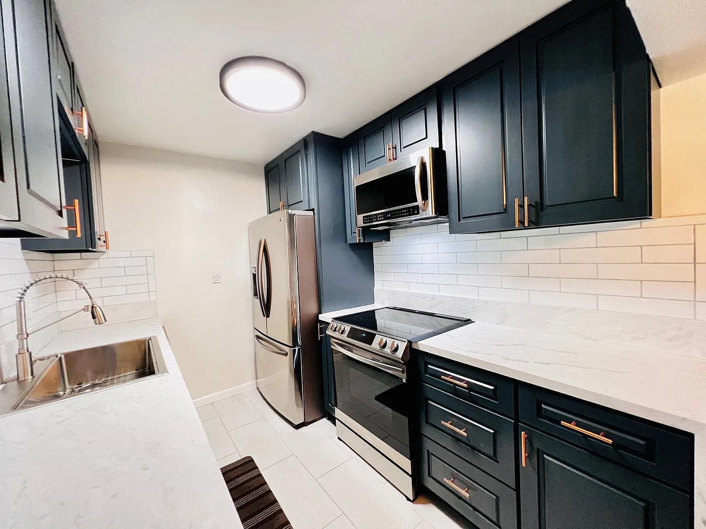 Catch this Property before it goes - Light and Bright — Photo 2