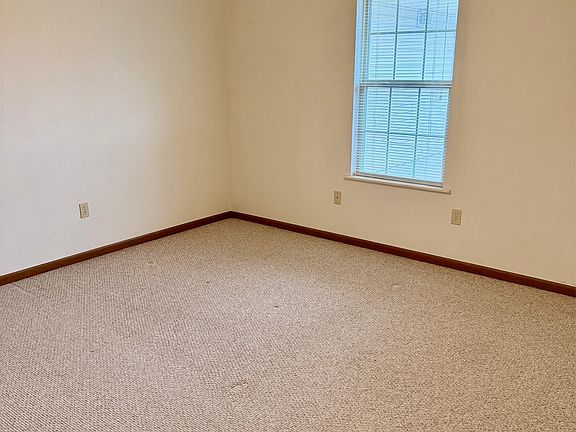 5th image of 400 Country Club Rd