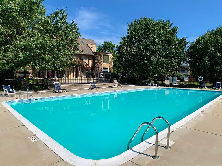 Knobs Pointe Apartments — Photo 9