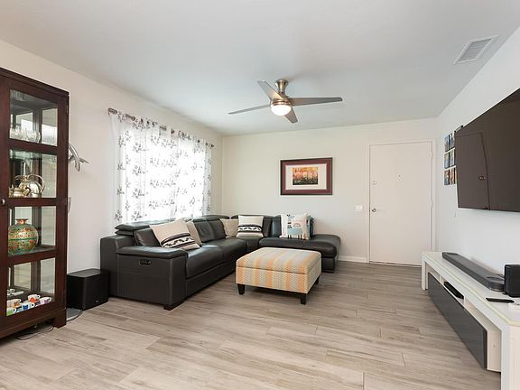 3rd image of 8942 Flanders Dr