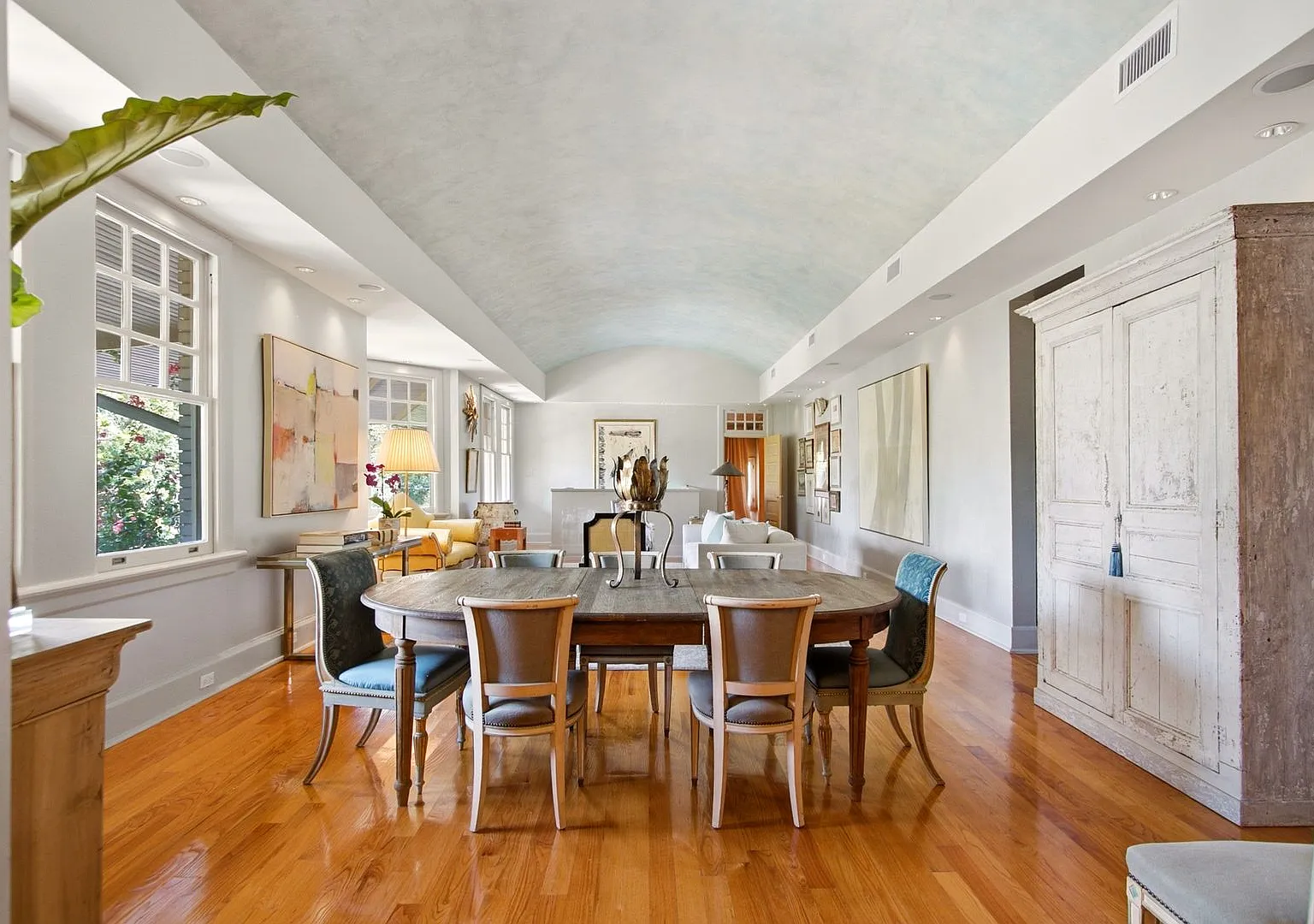 Elegant living in 3 beds, 2.5 baths. Steps to St. Charles! — Photo 3