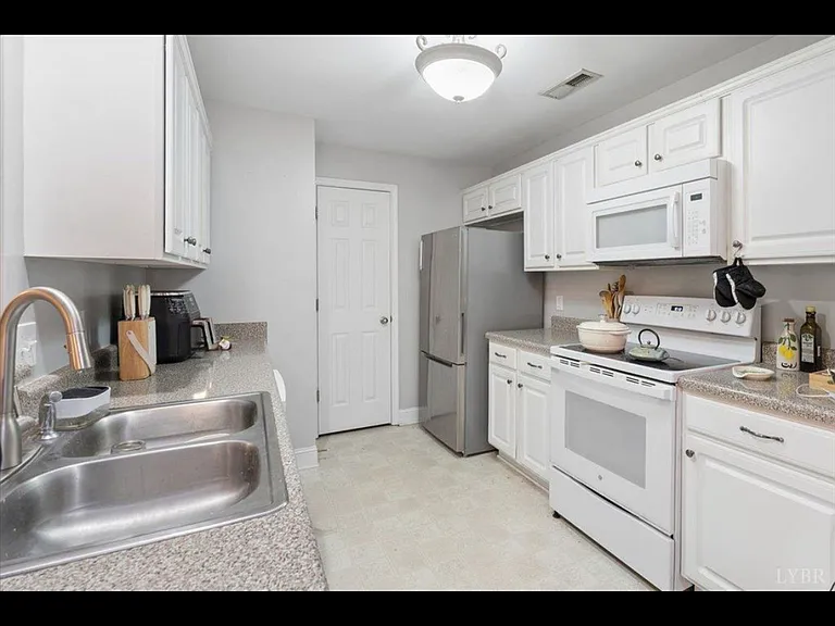 623 Wyndhurst Dr #210 — Photo 12