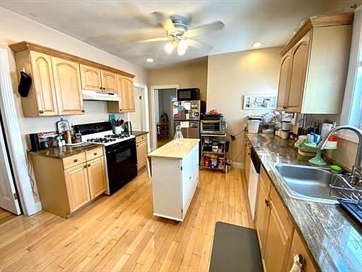 3rd image of 10 Berkeley St #2