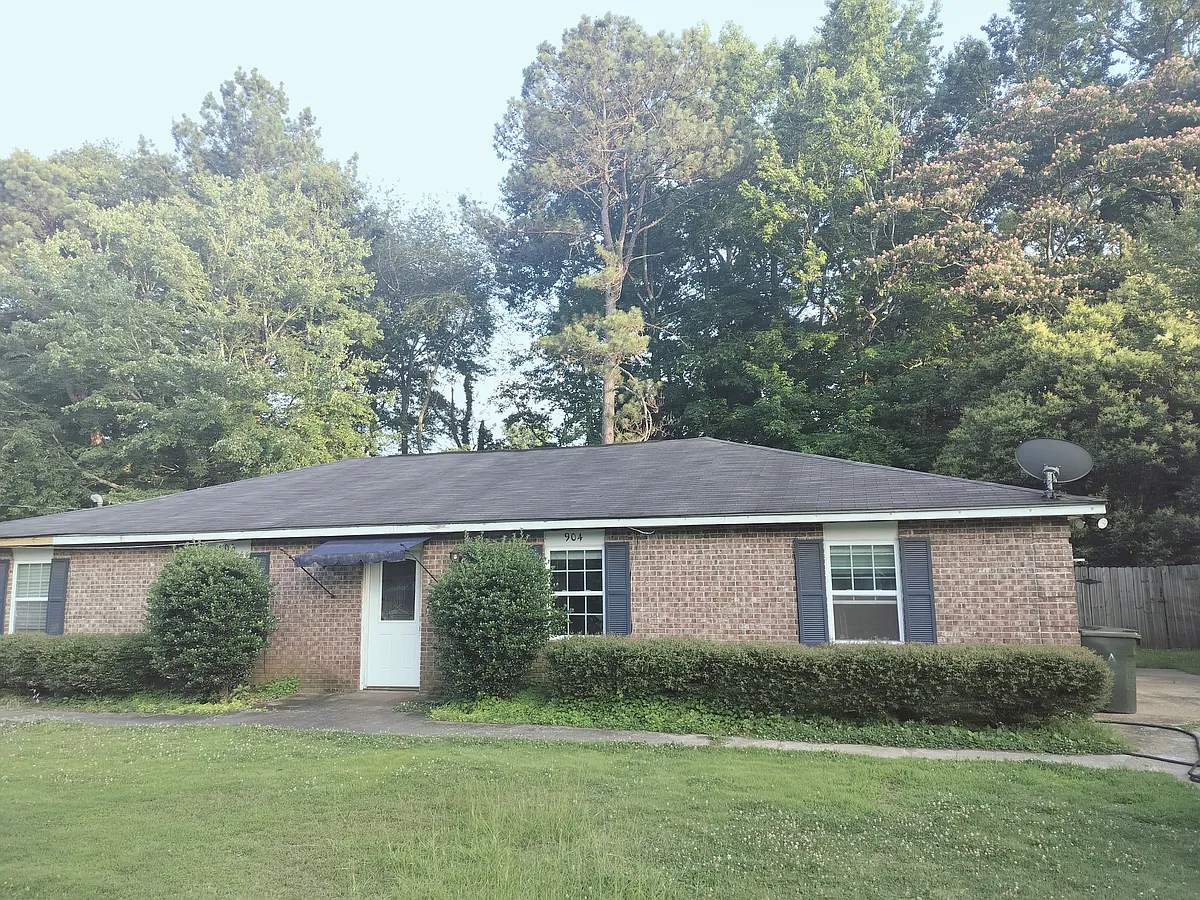 Building Photo - 904 E Magnolia Ave