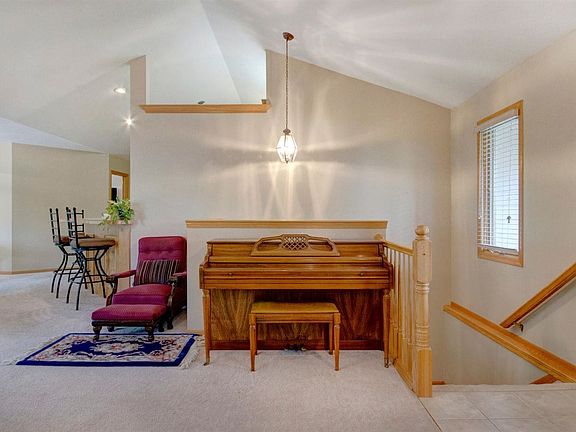 3rd image of 814 N Candia Ct