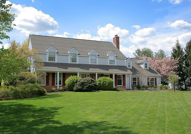 2nd image of 31 Willow Brook Ln