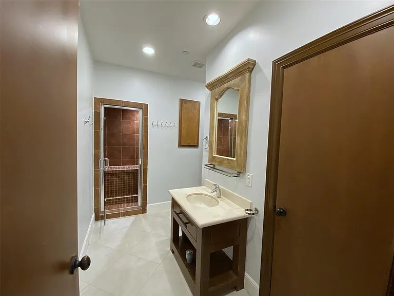 1012 Crocker St — Photo 9