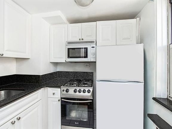 4th image of 321 E 45th St APT 14A