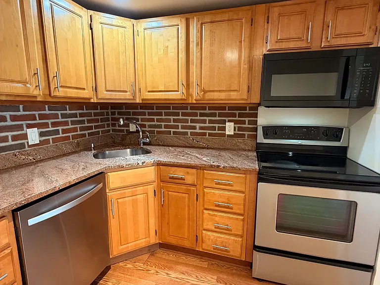95 E Broadway St #10 — Photo 4