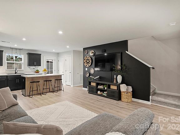 4th image of 2112 Songwood Dr