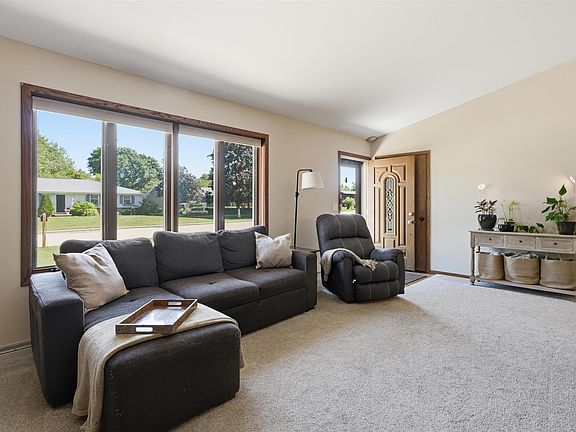 4th image of 2025 W Harvest Dr