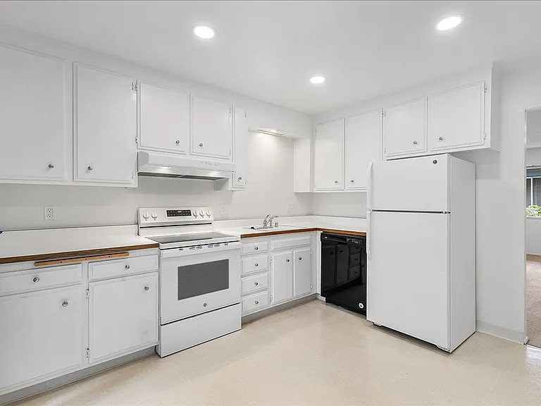3225 Briggs Ave #F - 2 bedroom / 2 bathroom — Photo 7