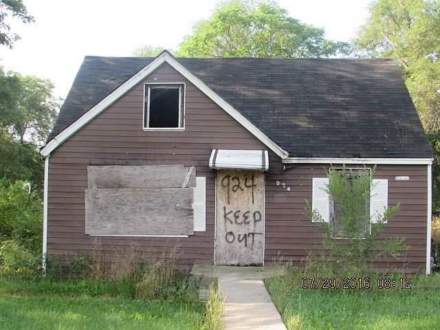1st image of 924 E 15th St