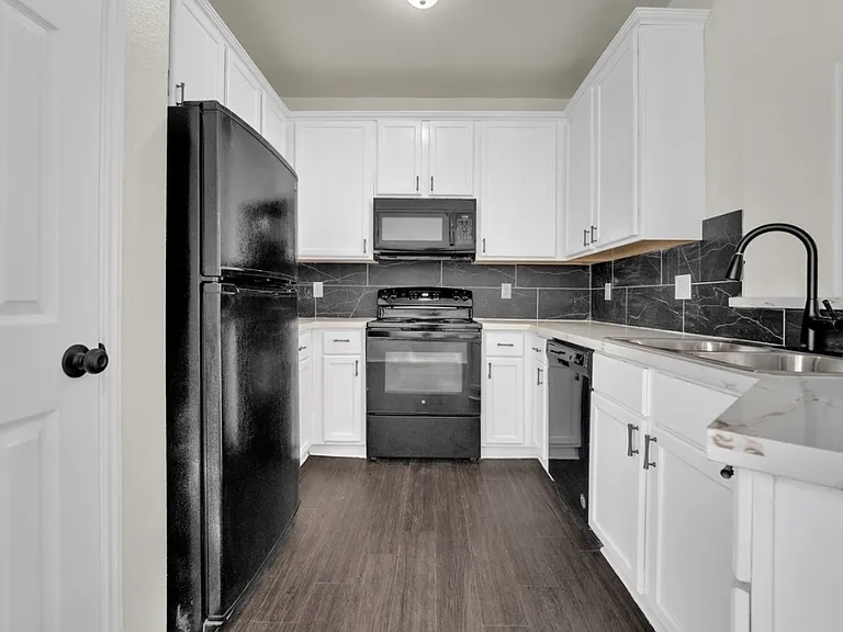 338 Castleridge Dr #B — Photo 6