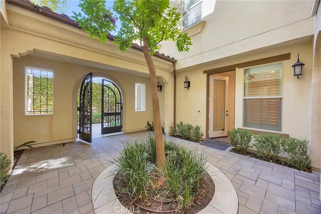 3 bed, 1898 sqft, $4,800 — Photo 2
