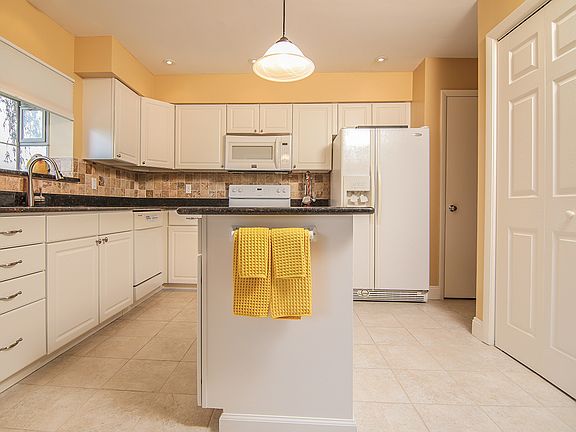 4th image of 2637 SW Westlake Cir
