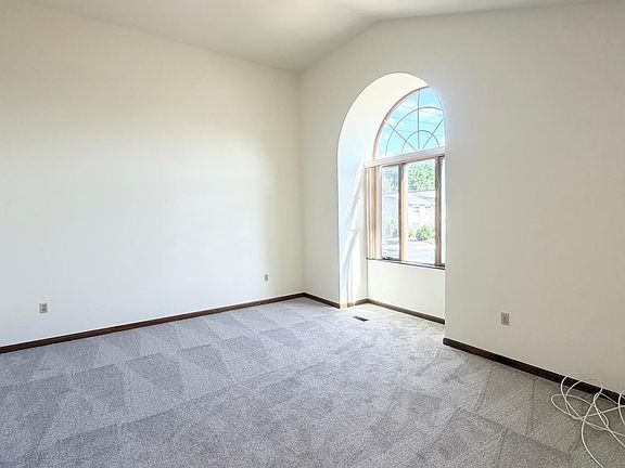 4th image of 402 Solly Ave