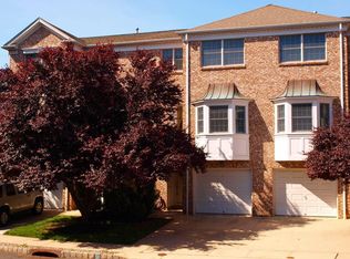 8 Hidden Pond Ct, Raritan, NJ 08869