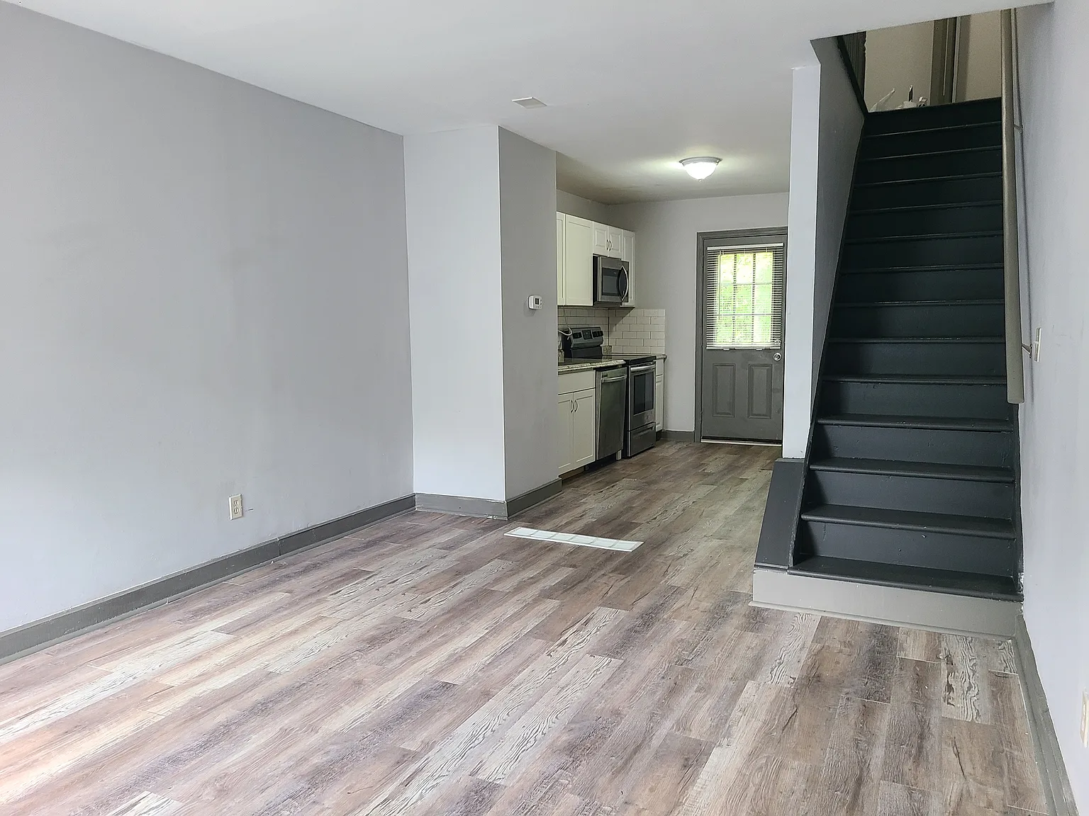 1 bed, 900 sqft, $1,200 — Photo 2