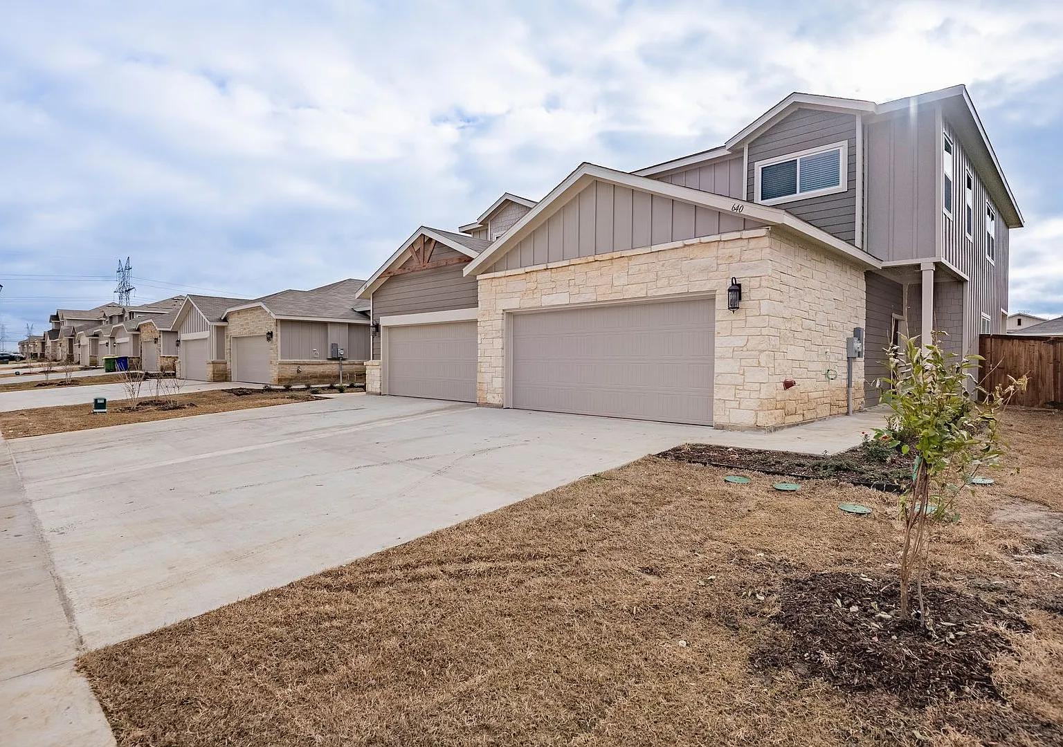Available Now! Gorgeous 4 Bedroom Duplex Located In Midlothian Isd! — Photo 2
