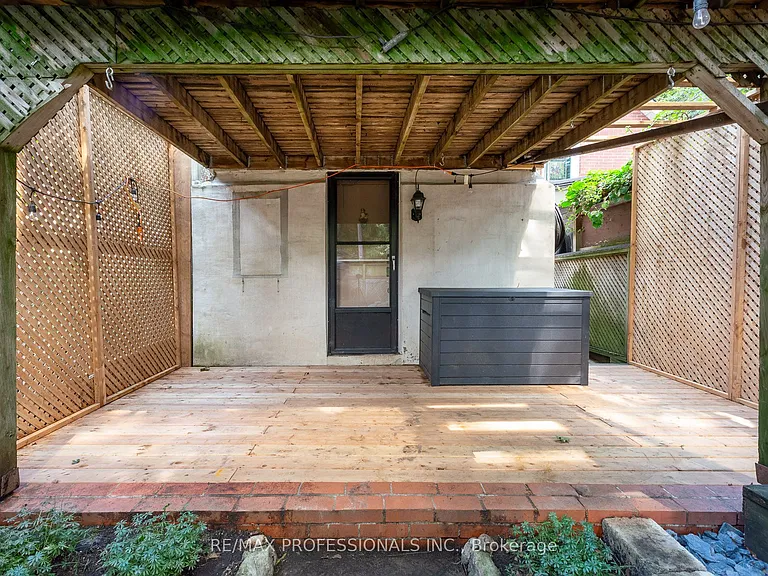 4 Runnymede Rd — Photo 43