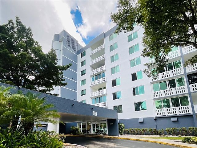 1st image of 304-919 Hillcrest Dr #304