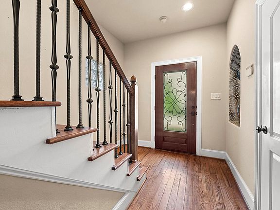 5th image of 821 Lester St
