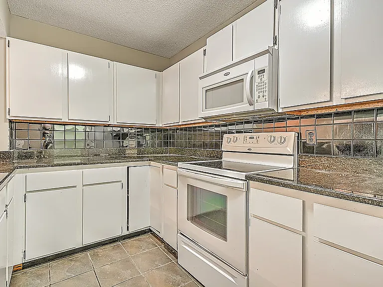 109 Beechnut St #7 — Photo 28