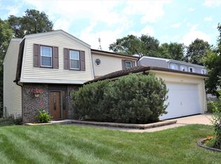 745 Woodside Dr, Roselle, IL 60172