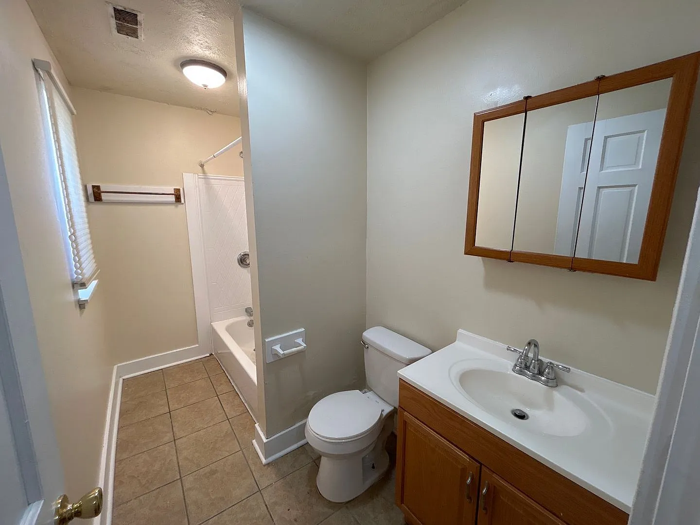 3 bed, 1.0 bath, 1050 sqft, $1,553 — Photo 4
