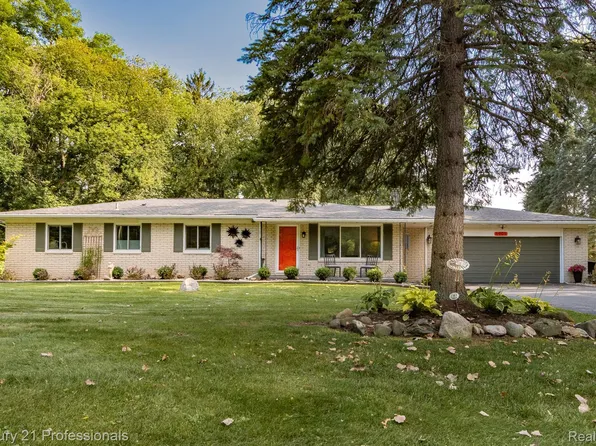 6905 W Church St, Clarkston, MI 48346