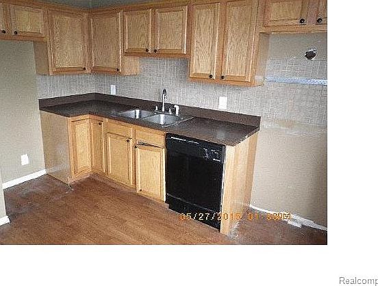 4th image of 936 Village Dr #1