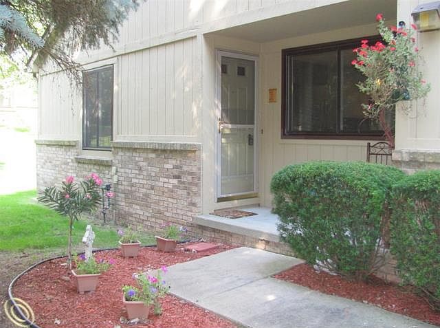 1st image of 4950 Rivercrest Dr #1