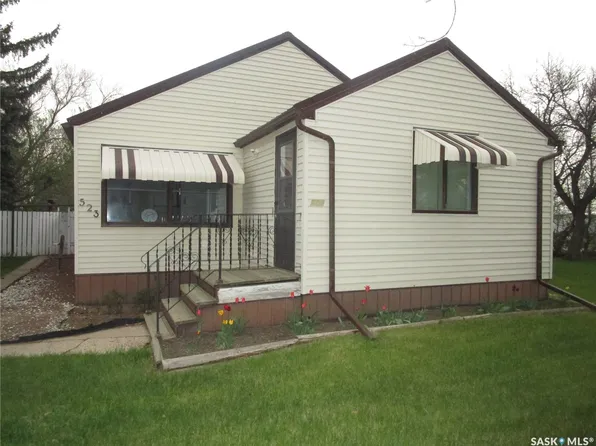 523 3rd Avenue E, Assiniboia, SK S0H 0B0