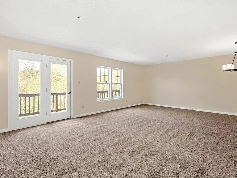 1036 Royal Dr — Photo 11