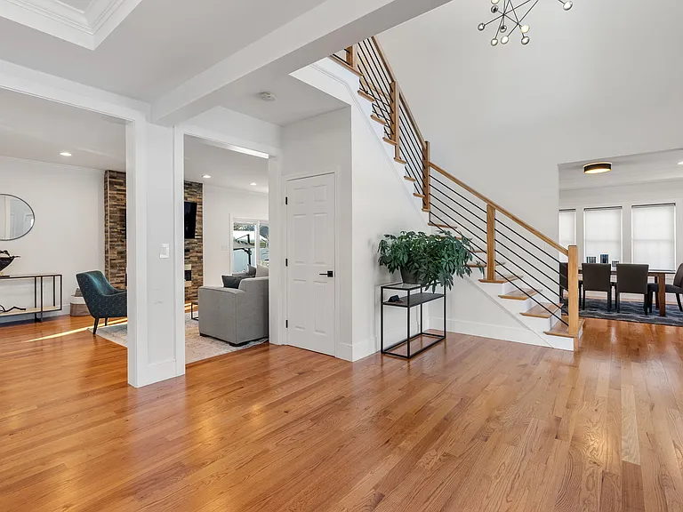148 Lexington St — Photo 2