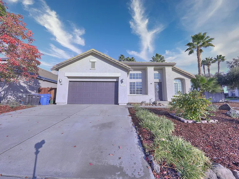 4724 Cove Ln — Photo 1