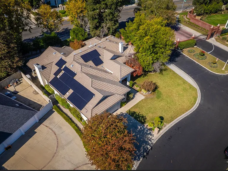 585 E Chesapeake Cir — Photo 37