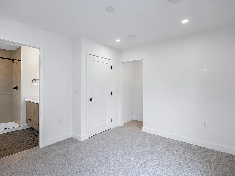 1959 165a St #9 — Photo 12