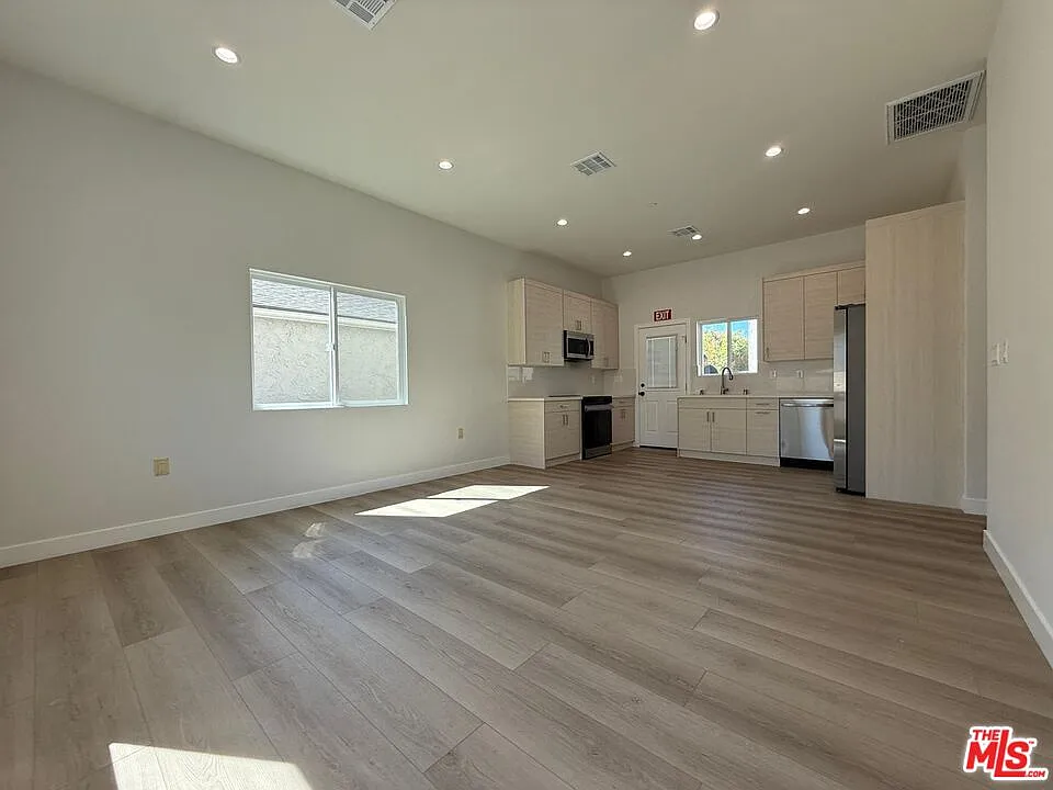 2 bed, 2.0 bath, 850 sqft, $3,500 — Photo 1