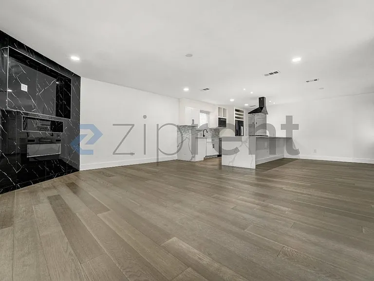 3600 Alexandria Dr — Photo 15