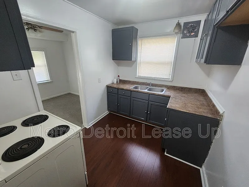 3 bed, 1.0 bath, 1023 sqft, $1,500 — Photo 3
